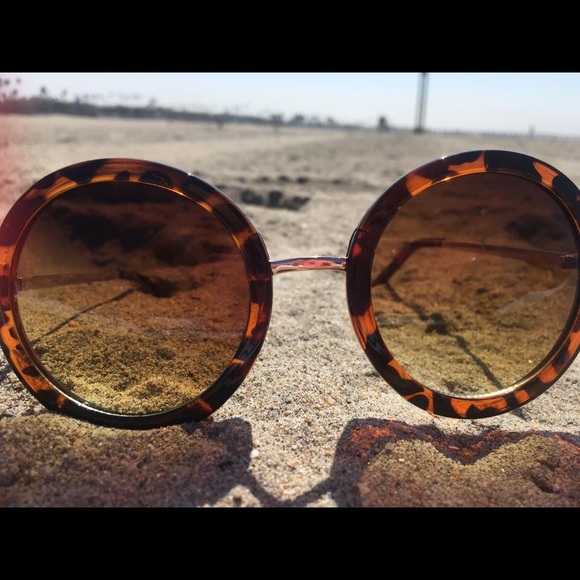 Accessories - Round Frame Tortoise Sunglasses